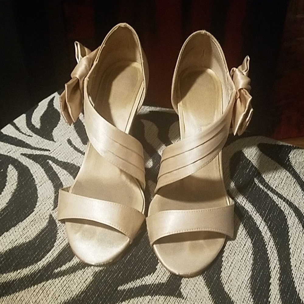 Satin cream heels with bow accents